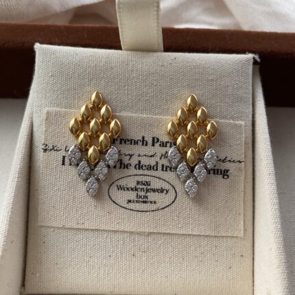 Heavy-duty diamond-studded diamond-shaped stud earrings