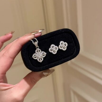 Four-Leaf Clover Luxury Necklace