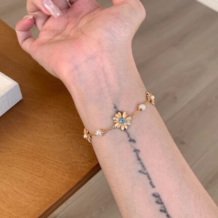 Gold Small Chrysanthemum Diamond-Studded Pearl Bracelet