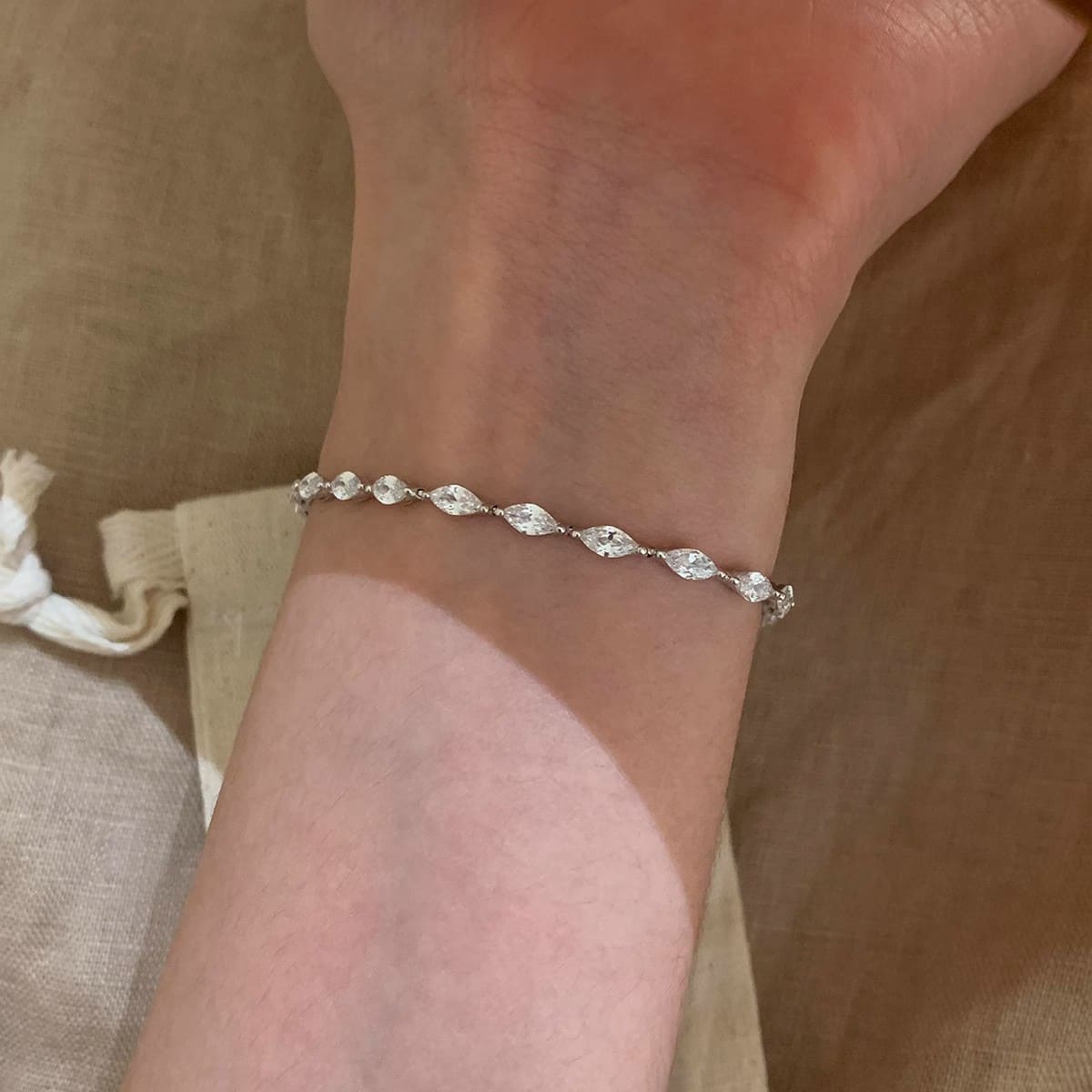 O1CN01fa2IBz1gasLH9WcaB_!!2220909134159-0-cib Glow Line Bracelet - Image 1